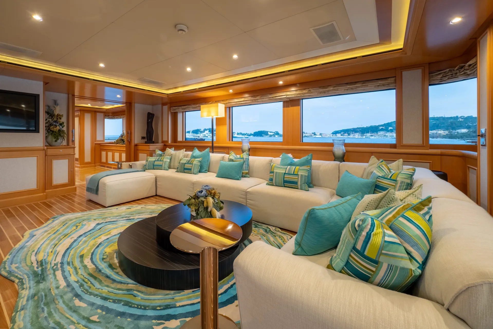 Upper saloon lounge