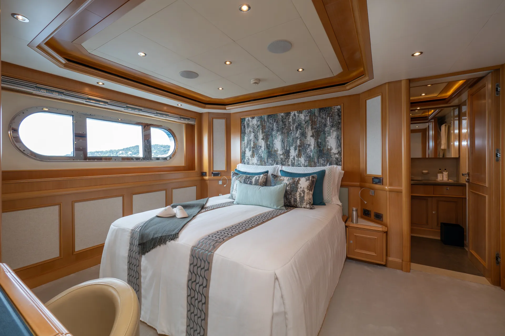 A second double guest cabin aboard HANA